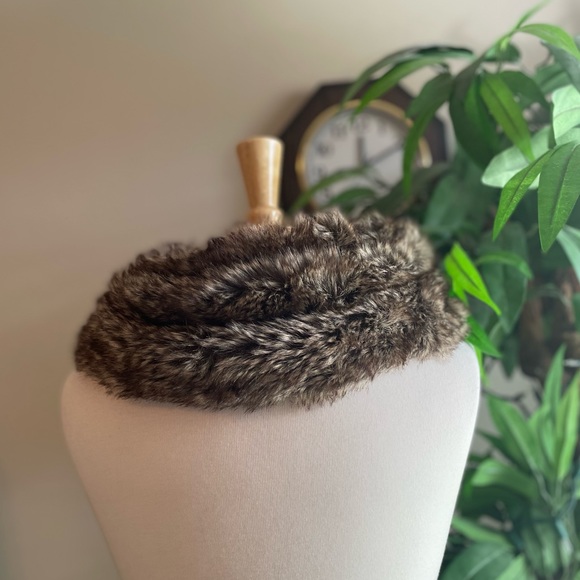 Faux fur brown infinity scarf OS - Picture 2 of 8